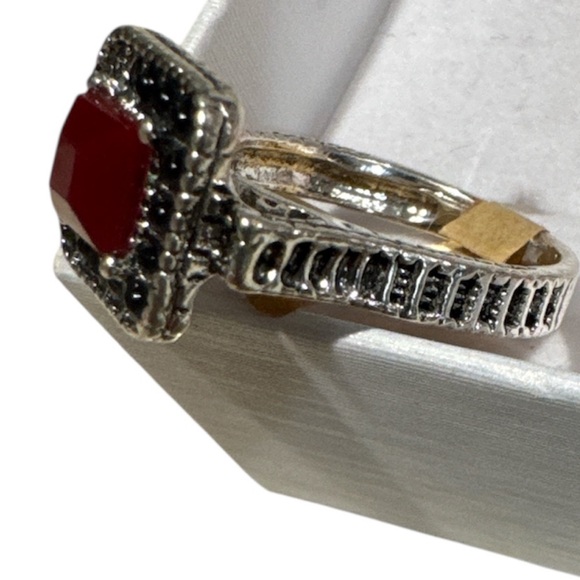 Elegant Silver and Red Gemstone Ring - Picture 2 of 2